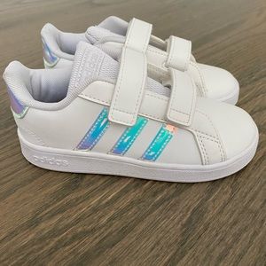 Adidas kids superstar sneakers size 10